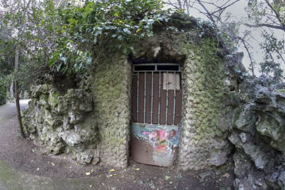 Imagen del estado actual de la entrada a la gruta del Campo Grande, que permanece cerrada. J.M. LOSTAU