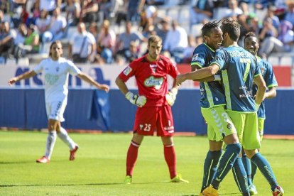 Mojica baila tras marcar el 1-4 y es felicitado por Óscar Díaz y Bergdich ante los gestos contrariados de los locales Diego Rivas y Gonzalo-LOF