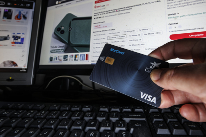 Muchas estafas cometidas a través de internet están relacionadas con tarjetas de crédito. SANTI OTERO