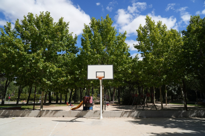 Zona deportiva en la calle del Monasterio San Millán de la Cogolla en Villa del Prado. -J.M. LOSTAU
