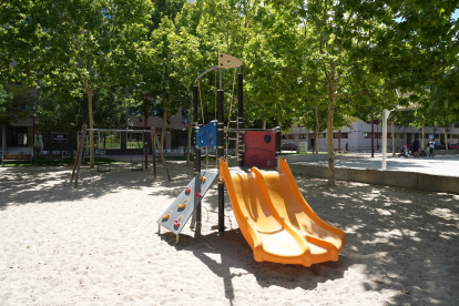 Parque infantil en la calle del Monasterio San Millán de la Cogolla en Villa del Prado. -J.M. LOSTAU