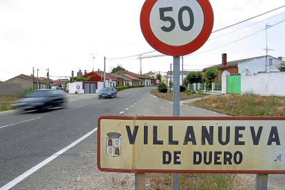 Entrada sur de Villanueva de Duero por la CL-610, donde el plan prevé la construcción de una rotonda.-EL MUNDO