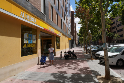 Supermercado 'Alimerka' en la calle Monasterio de San Millán de la Cogolla en Villa del Prado. -J.M. LOSTAU
