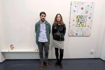 Julián Cruz y Esther Gatón, en 2017, protagonistas de ‘Sombra de ojos’ en la Galería Javier Silva.- PABLO REQUEJO