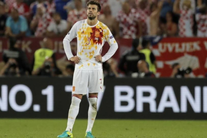 Piqué se lamenta tras el gol de Perisic que le dio la victoria a Croacia.-AP / MANU FERNÁNDEZ
