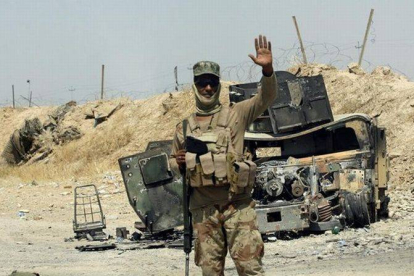 Un soldado iraquí posa ante un vehículo blindado destruido perteneciente al Estado Islámico cerca de Amerli (Irak).-Foto: AP