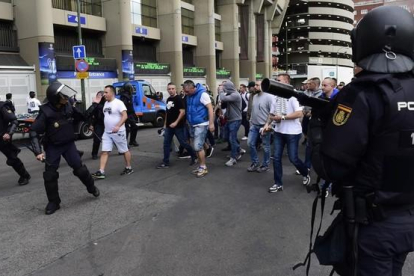 La policía vigila a hinchas del Legia junto al Bernabéu, esta tarde.-AFP / PIERRE-PHILIPPE MARCOU