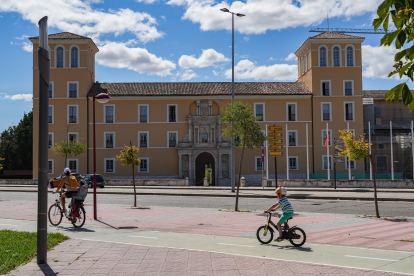 Consejería de Educación, Cultura y Turismo de la Junta de Castilla y León en la avenida del Real Valladolid de Villa del Prado. -J.M. LOSTAU