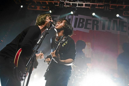 Pete Doherty y  Carl Barat, dos integrante de ‘The Libertines’ en un concierto.-E. M.