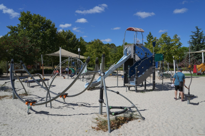 Parque infantil junto al espacio La Granja en el barrio Villa del Prado. -J.M. LOSTAU