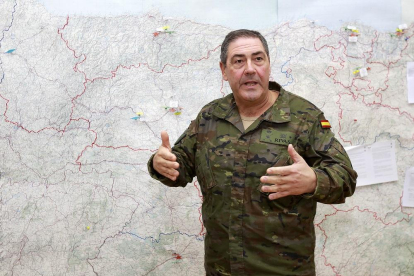 El general José Rivas, ante el mapa de su demarcación como jefe de la Suigenor que abarca cinco comunidades.-J.M. LOSTAU