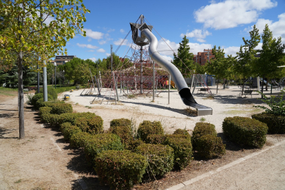 Parque infantil junto al espacio La Granja en el barrio Villa del Prado. -J.M. LOSTAU