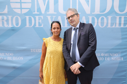 Sandra Sanz, de Viva La Vida, acompañada de Raúl Ortega, de Caja Rural, en la caseta de Ferias de EL MUNDO./ PHOTOGENIC
