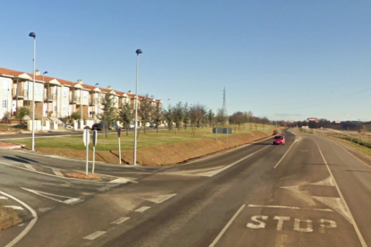 Colisión entre una moto y un turismo en el kilómetro uno de la carretera CL-512, en Salamanca.-Google Maps