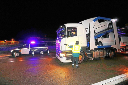 La Guardia Civil procede al embolsamiento de camiones a la altura de la azucarera Acor, ayer en Olmedo.-J.M. LOSTAU