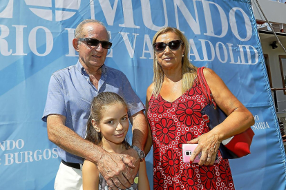 José Antonio García y Doris San José (Estor) con su familia.
