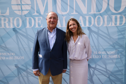 Carlos Moro y Rebeca Bezos en la Caseta de Ferias de EL MUNDO en la Leyenda del Pisuerga./ PHOTOGENIC