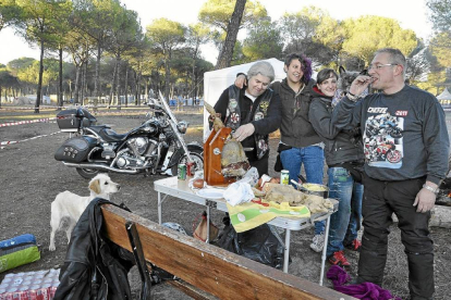 Un grupo de 'Motauros' llegados de Madrid en Valdegalindo-Santiago G. del Campo