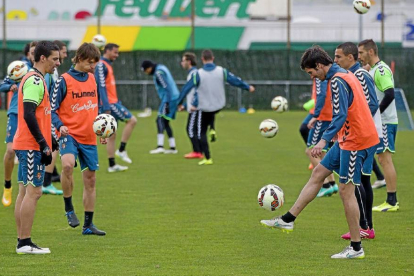 Valiente, a la derecha, toca el balón durante el entrenamiento-P. REQUEJO