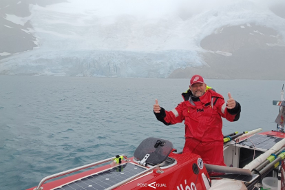 Antonio de la Rosa con la isla Antártica de Georgia del Sur al fondo. / POSOVISUAL