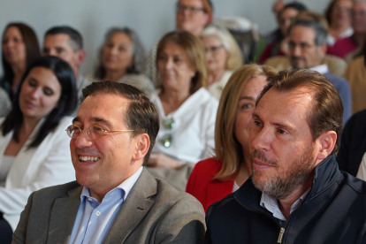 El ministro de Asuntos Exteriores, Unión Europea y Cooperación, José Manuel Albares, junto a Óscar Puente cuando anunció que Valladolid acogerá el primer Consejo Europeo de la Presidencia. ICAL