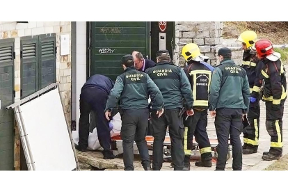 Guardias civiles y bomberos rodean el cuerpo de Irene tras el accidente en la playa de Las Catedrales de Ribadeo (Lugo).  EL PROGRESO