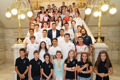 Foto de familia en  las escaleras del Ayuntamiento de los campeones de España vallisoletanos con el alcalde.-E.M.