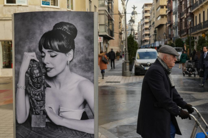 Foto en la calle Santiago de Belén Cuesta con el Premio Goya. -J.M. LOSTAU