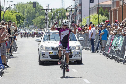 El vencedor de la Vuelta, Ignacio Piquero, llega en solitario a la Plaza del Carmen.-Miguel Ángel Santos