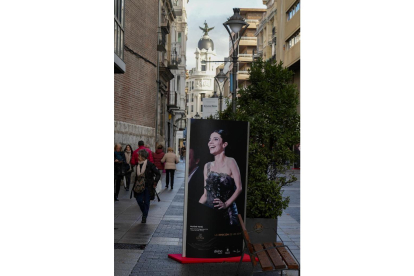 Foto en la calle Santiago de Maribel Verdú, que ganó el Premio Goya a Mejor Actriz Protagonista en 2008 por 'Siete mesas'. -J.M. LOSTAU