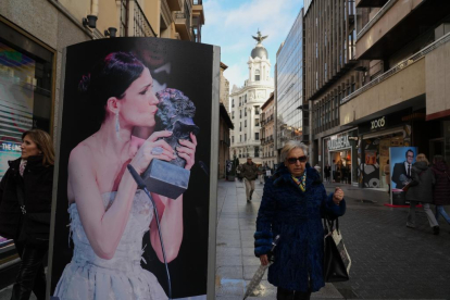 Foto en la calle Santiago de Nerea Barros, que ganó el Premio Goya a Mejor Actriz Internacional en 2015 por 'La isla mínima'. -J.M. LOSTAU