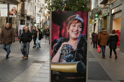 Foto en la calle Santiago sobre uno de los momentos más emotivos de los Premios Goya. -J.M. LOSTAU