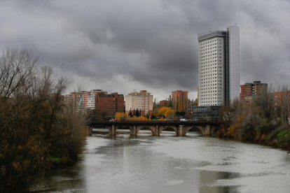 Las últimas y continuas precipitaciones en Valladolid han derivado un reseñable aumento del caudal del río Pisuerga, y supera por primera vez en meses los 120 metros cúbicos por segundo. De esta forma, se mejora la situación que situaba su volumen por debajo de su volumen habitual.