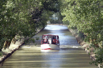 Barco turístico 'Antonio de Ulloa' en el Canal de Castilla. / ICAL