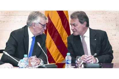 El fiscal general del Estado, Eduardo Torres Dulce, y el 'president' Artur Mas, en el Palau de la Generalitat.-Foto: JORDI BEDMAR