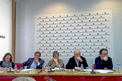 Pilar Vicente, Agapito Hernández, Teresa López, Salvador Arpa y Héctor Gallego, ayer en la comisión.-S. G. C.
