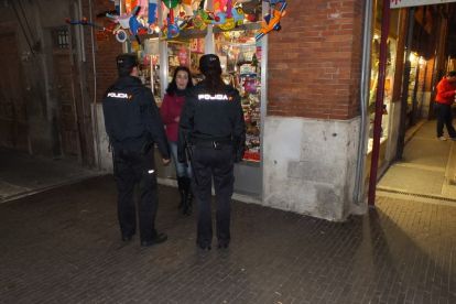 La Policía Nacional vela por el Comercio Seguro ante la campaña navideña en Medina del Campo. - ICAL