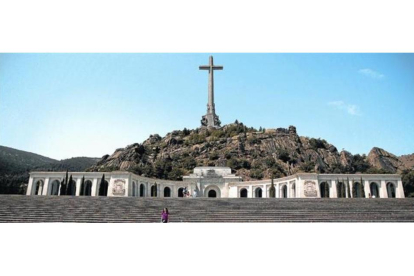 Para nostálgicos y turistas Una mujer se fotografía en el Valle de los Caídos, con el mausoleo donde reposan los restos de Franco al fondo.-JOSÉ LUIS ROCA