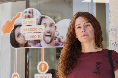 Cristina, que denuncia trato discriminatorio al contratar un seguro de vida, en Valladolid, frente al eslogan de la oficina de Nationale Nederlanden. | Miguel Ángel Santos (Photogenic)