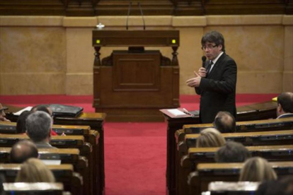 Carles Puigdemont, en el pleno del Parlament.-ALBERT BERTRAN
