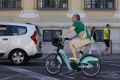 Una usuaria con una bicicleta eléctrica por Valladolid.-E. M.