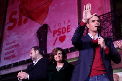 Pedro Sánchez (derecha) dirigiéndose a la militancia socialista tras el resultado de las elecciones generales.-EUROPA PRESS