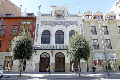 Fachada del teatro Lope de Vega, en la calle María de Molina.- E.M.