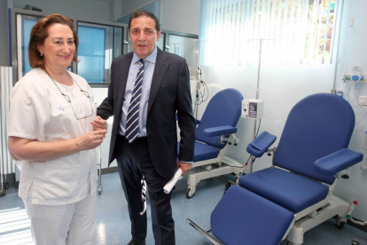 El consejero de Sanidad, Antonio María Sáez, visita el nuevo hospital de día oncohematológico y el laboratorio de extracciones para análisis del Hospital Clínico Universitario-