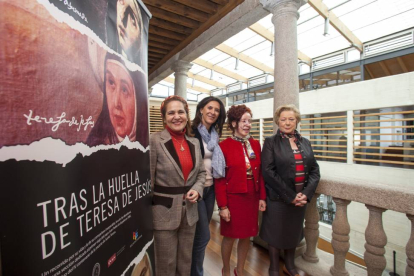 De I. a D. Belén Yuste, María del Pino Gómez, María Dolores Ruiz Ayúcar, y Sonia L. Rivas-Caballero, presentan la exposición de Santa Teresa-Ical