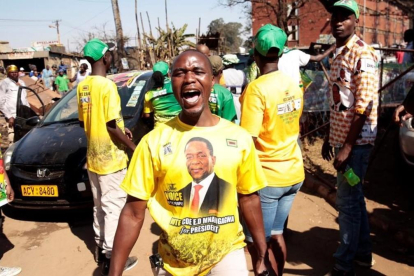 Una simpatizante de la Unión Nacional Africana de Zimbabue-Frente Patriótico celebra la victoria electoral de Mnangagwa-AARON UFUMELI (EFE)