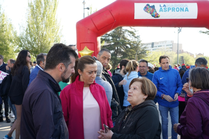Luis Tudanca y Virginia Barcones conversan con Ángeles García, presidenta de Asprona. - ICAL