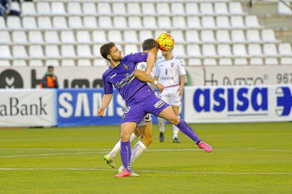 Un jugador del Albacete se adelanta a Rodri en su intento de control de balón.-Photo-deporte
