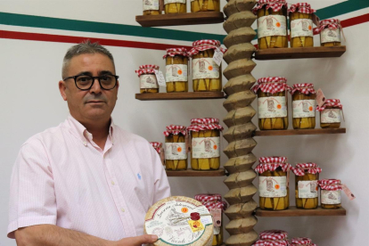 Félix Vicente Pastor posa junto a una muestra de los quesos que elabora.-J. L. C.