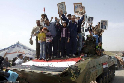 Manifestantes protestan contra el régimen sirio en 2011 en la ciudad de Deraa, la cuna de la revolución.-EFE